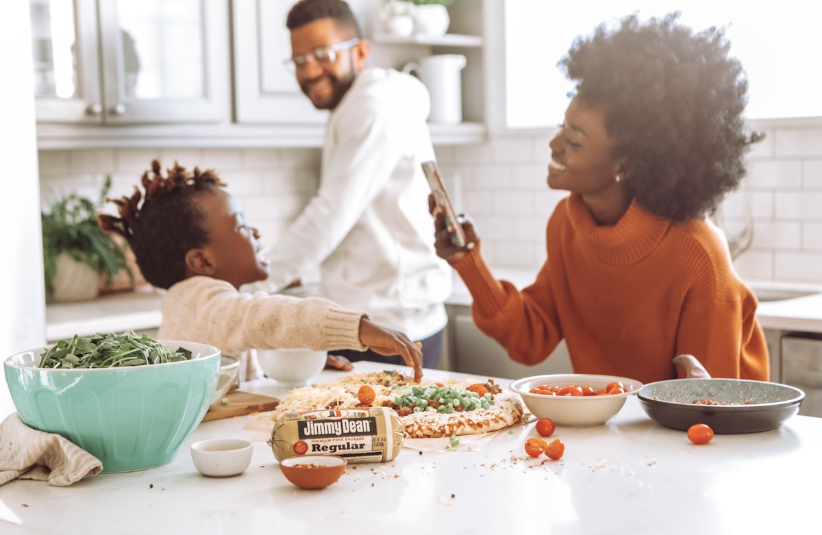 Famiglia che prepara un pasto salutare in cucina